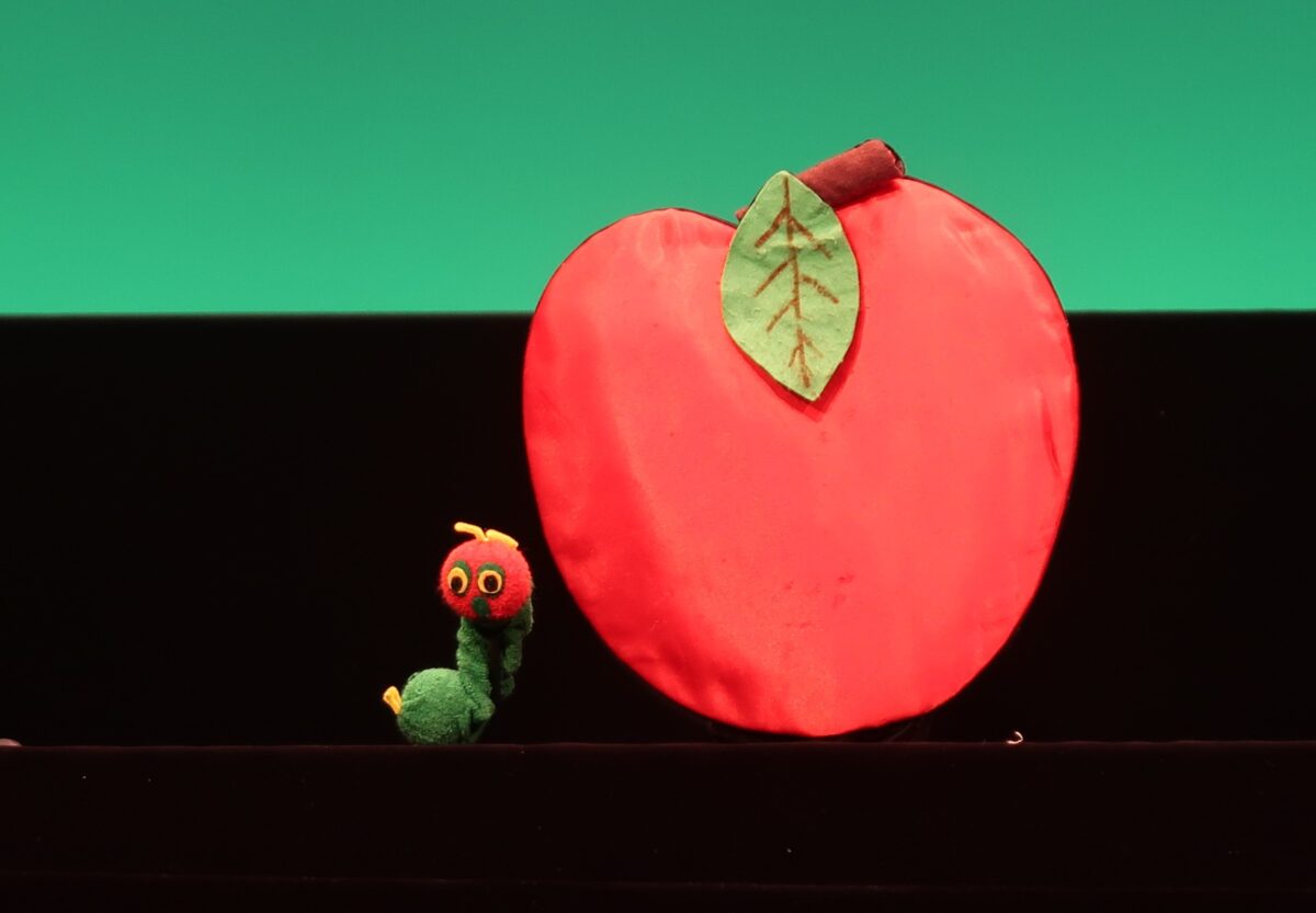 こぶしっこ　人形劇「はらぺこあおむし」ボードヴィル「おもちゃのチャチャチャ」パネルシアター「いたずらモック」